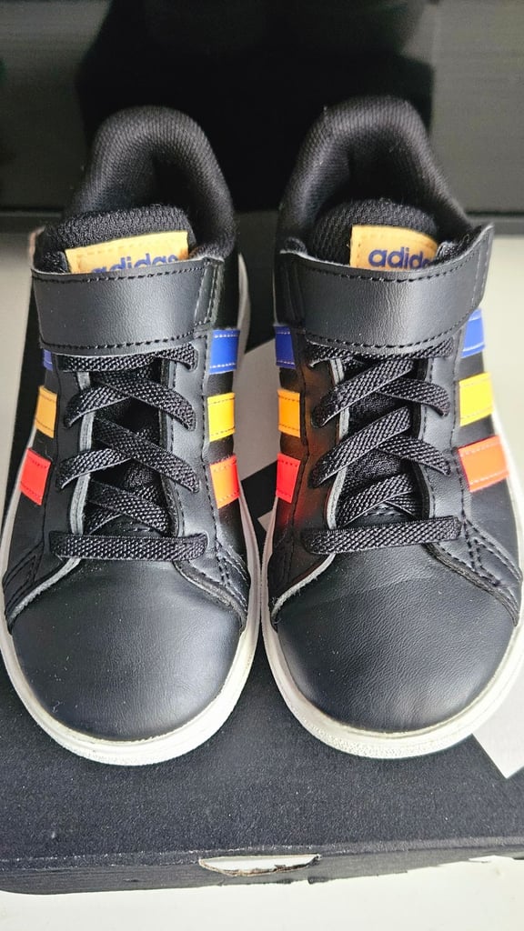 image for BOY ADIDAS SIZE 10