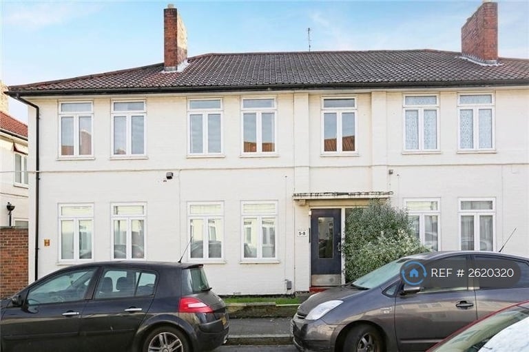 3 bedroom flat in Meade Close, Chiswick, W4 (3 bed) (#2620320)