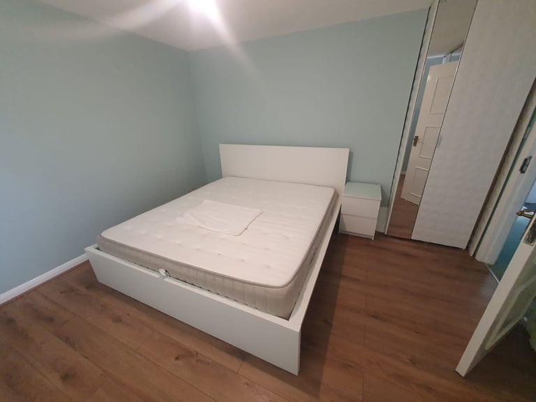 Large room with super king bed - bathroom, WC and kitchen (UB5 6JB)