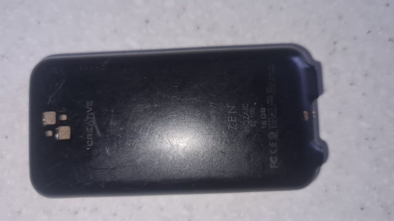 Archos Vision 3s retro 8gb mp3/ video player with usb charger/ data transfer cable