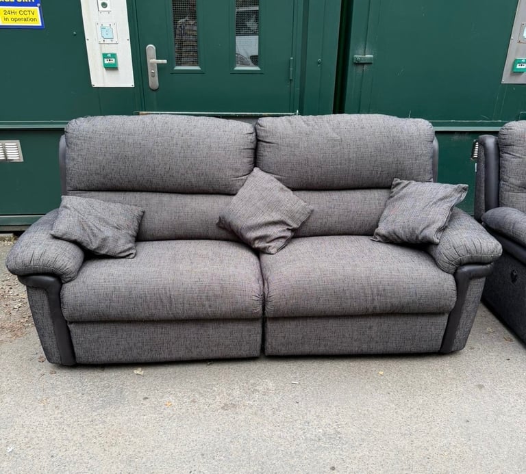 Beautiful 3 and 2 Seater Recliner Sofas for Sale