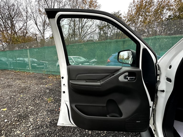 2013 Nissan Navara 3.0 dCi V6 Outlaw 4WD Diesel 4-Door Diesel