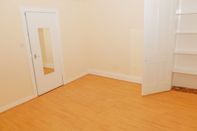 Newly Decorated 3-Bedroom Flat for Rent – Glasgow South Side