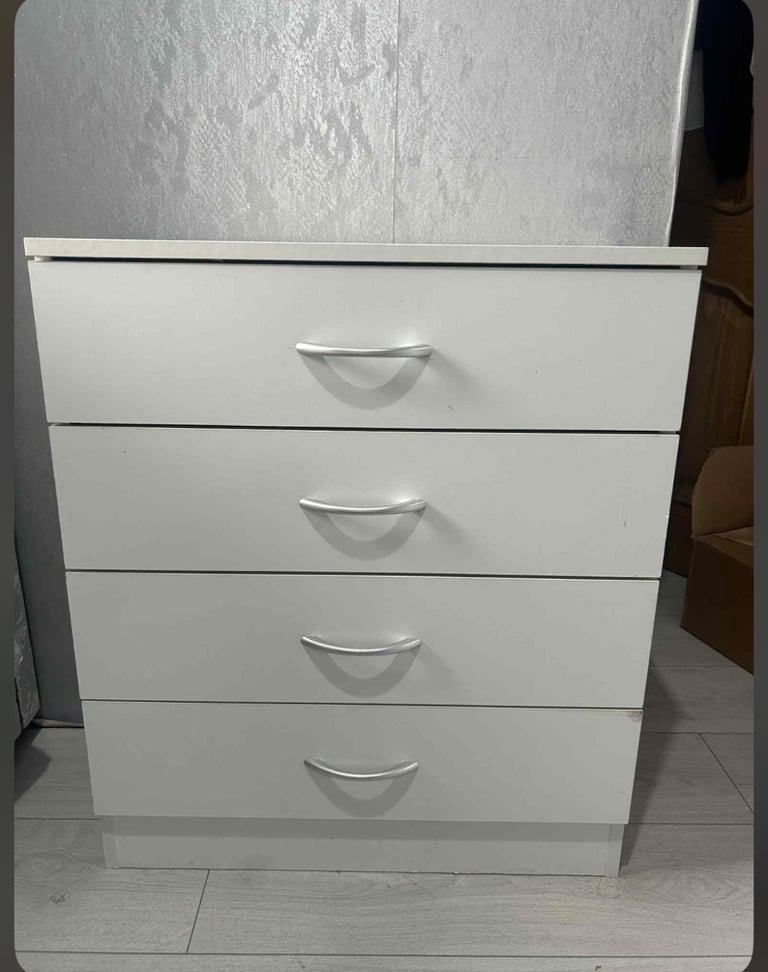 image for White chest of drawers 