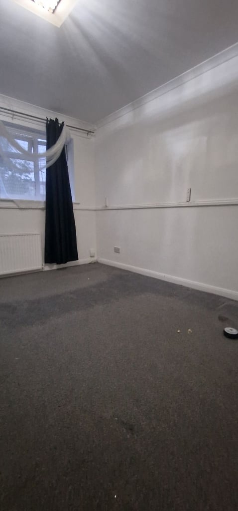 A Large 6 bedrooms, decent property for rent in Gillingham 