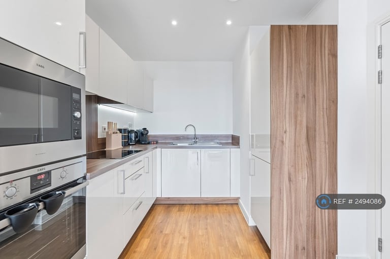 1 bedroom flat in Kingfisher Heights, London, E16 (1 bed) (#2494086)