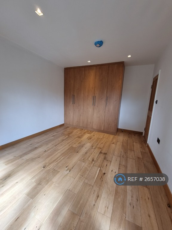 3 bedroom flat in The Ridgeway, London, W3 (3 bed) (#2657038)