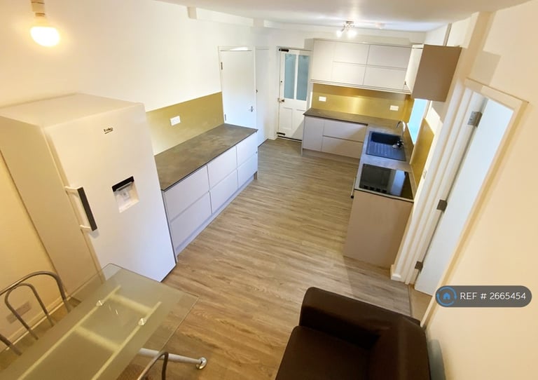 5 bedroom house in St. Johns Road, Guildford, GU2 (5 bed) (#2665454)