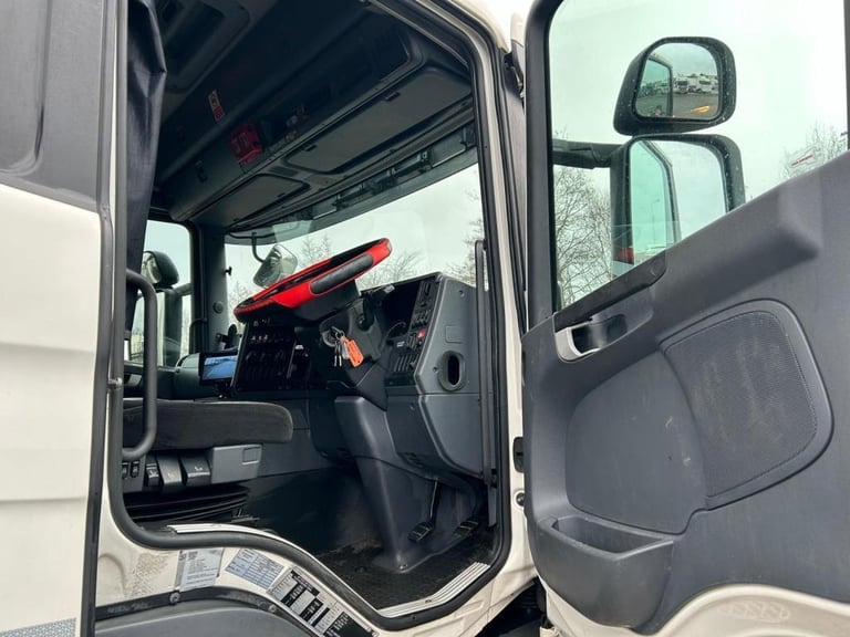 2018 Scania P250 Sleepercab with 27 1/2 Ft Curtainside Body