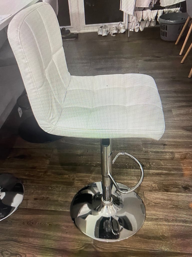 X 6 WHITE LEATHER & CHROME  GAS LIFT KITCHEN BAR STOOLS ,VERY GOOD USED CONDITION , LOCAL DELIVERY