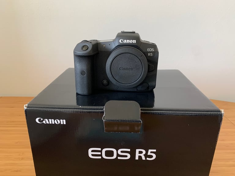Brand new Canon R5 with box and 2 years manufacturer guarantee