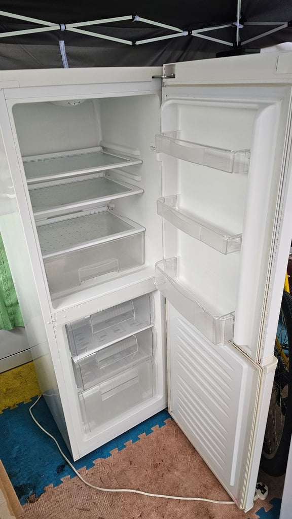 💥 COMPACT FRIDGE FREEZER💥 ENERGY EFFECIENCY💥 GREAT CLEAN CONDITION