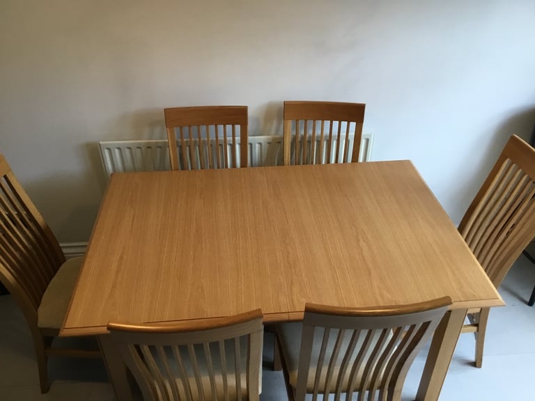 Extendable dining table and 6 chairs
