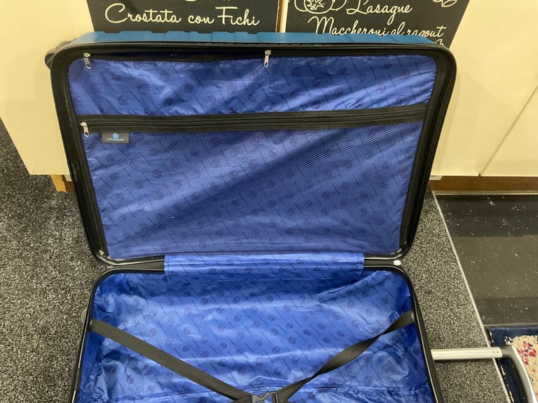 Used suitcase ATLASBAGS size 75x48x£29cm blue 4 wheels v.good condition £28