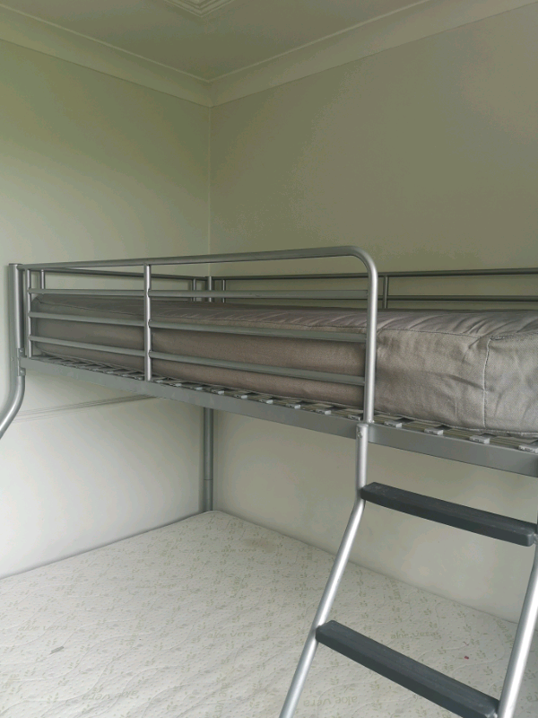 Triple bunk bed 