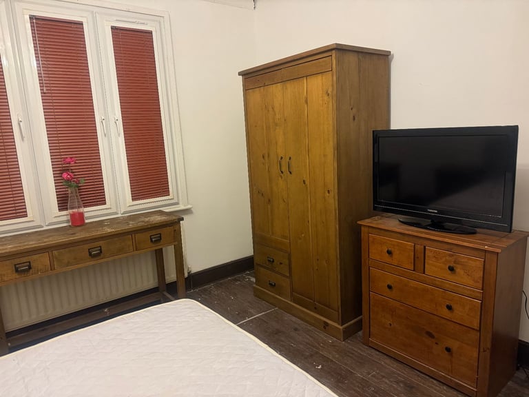 Beautiful Detached 3-Bedroom Bungalow for Rent in Staines