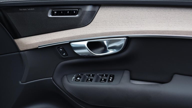 2025 Volvo XC90 B5 (P) AWD Plus Dark (Harman Kardon Sound, 360 Camera, Apple CarPlay, BLIS) ESTAT...