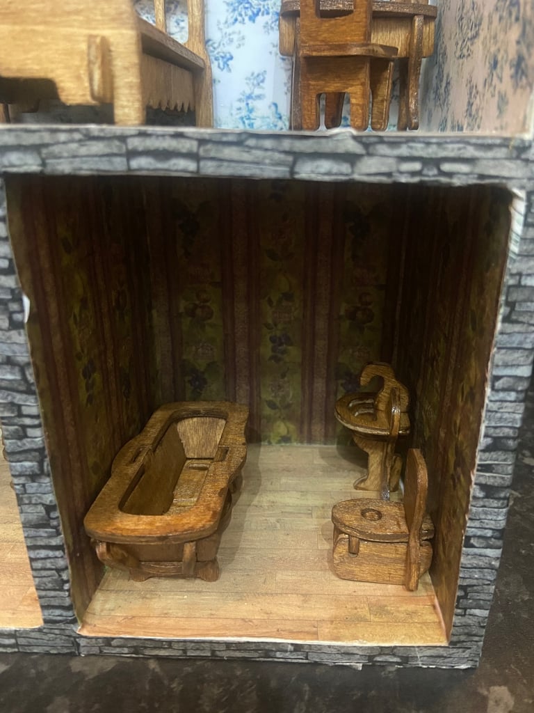 Wooden carry-on dollhouse with furniture