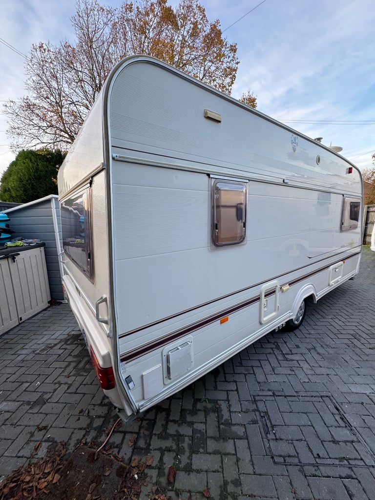 1998 Lunar Solar 465-5 Berth Caravan, Full Size Awning, Double Dinette Family Layout.