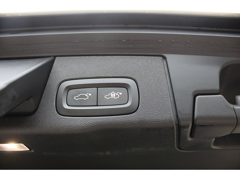 2022 Volvo XC60 B5 MHEV R-Design SUV HYBRID Automatic