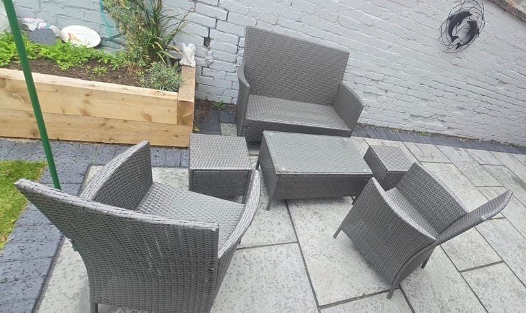 image for Garden set and loungers 