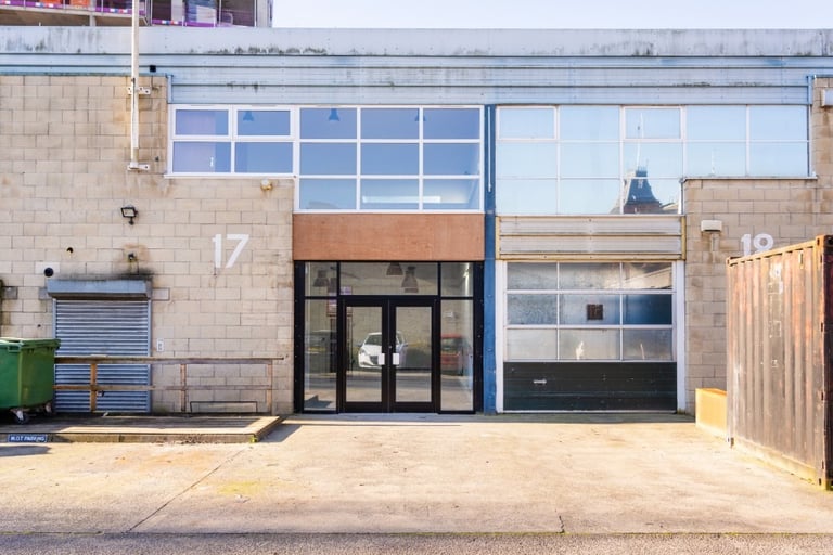 NEWLY REFURBISHED STUDIO/OFFICE/WORKSPACE/WAREHOUSE IN CENTRAL BRISTOL WITH 3 PARKING SPACES