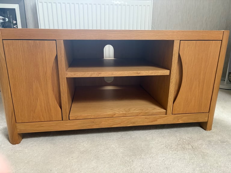 WINSOR Corner TV Stand – Solid Oak