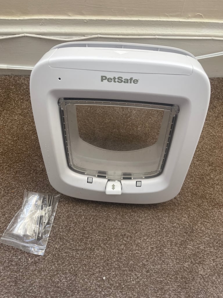 PetSafe, Microchip Activated Cat Flap, Easy Install, 4 Way Manual Locking