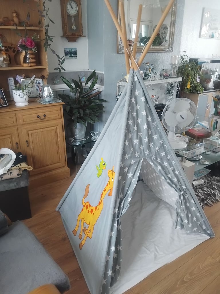 Child's teepee tent £8