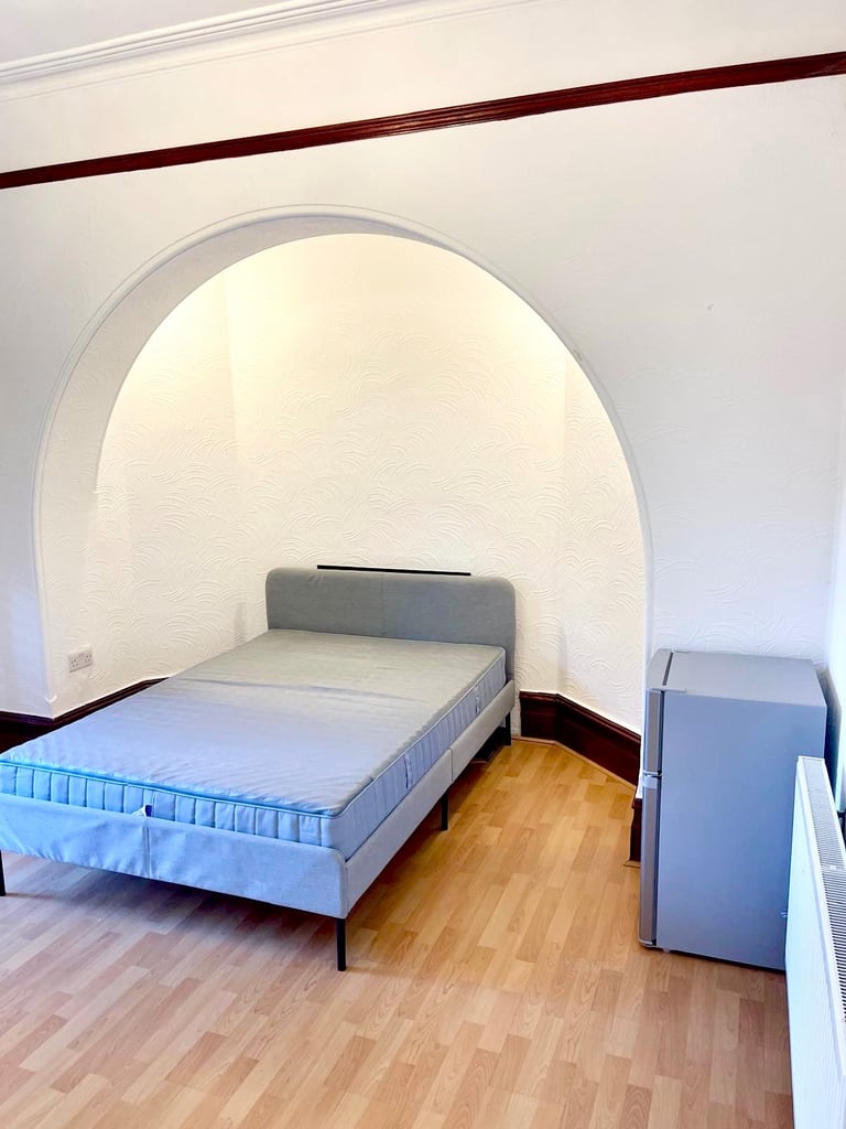 image for Rent Double Room - 2 mins walk to Winchmore Hill Station