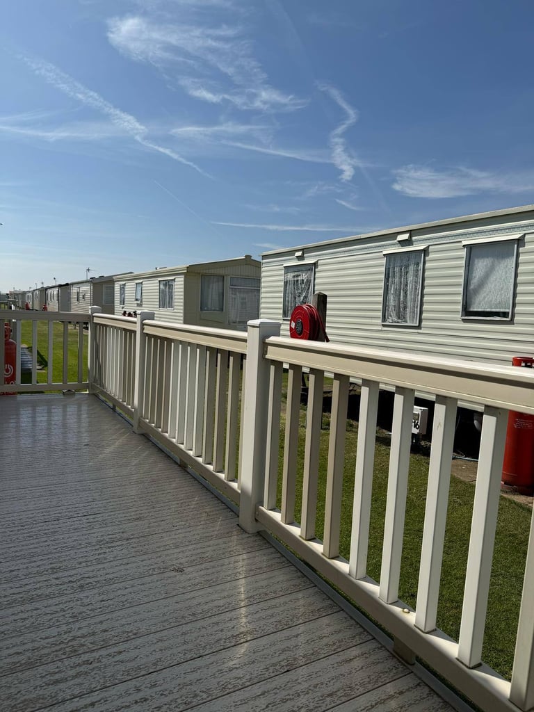 Cheap cosy 2-bedroom caravan with decking. 