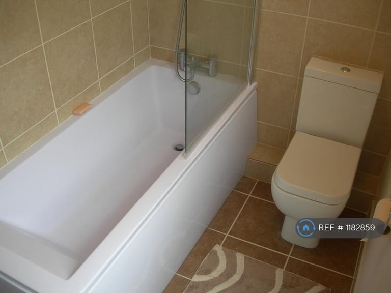 2 bedroom flat in Gilbey Road, London, SW17 (2 bed) (#1182859)