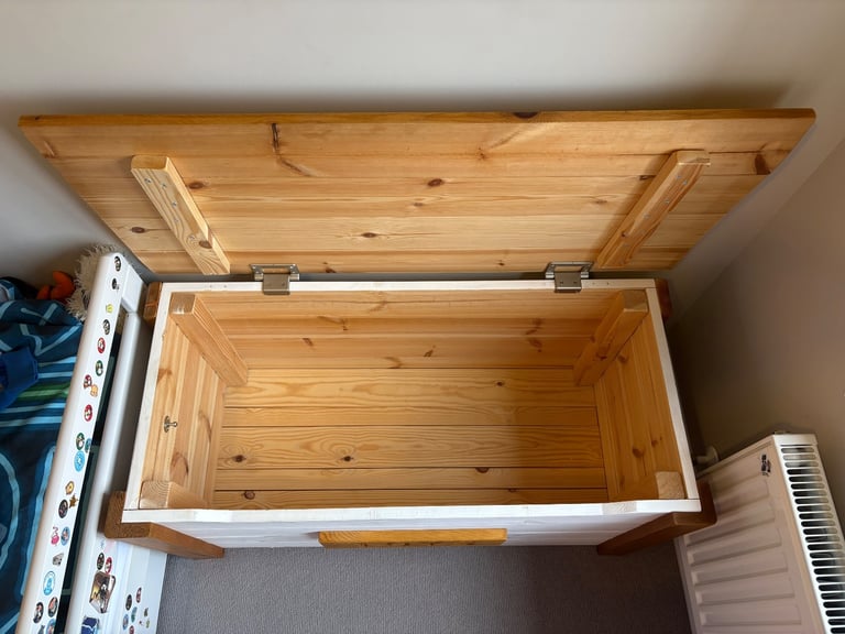 Kids toy chest