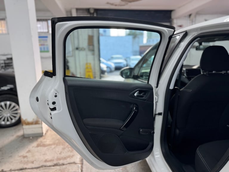 2015 Peugeot 208 1.0 PureTech Active 5dr HATCHBACK Petrol Manual