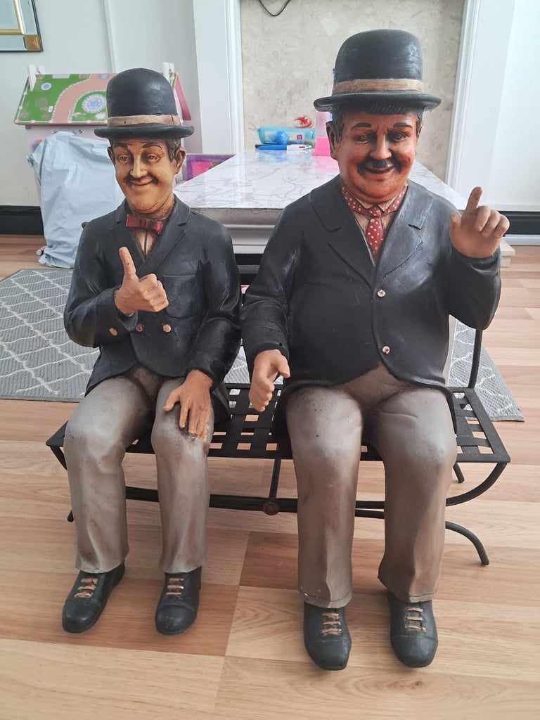 CAR JACK 2 ON Mercedes Radio Laurel and Hardy Statues Suit Pub / Restaurant More