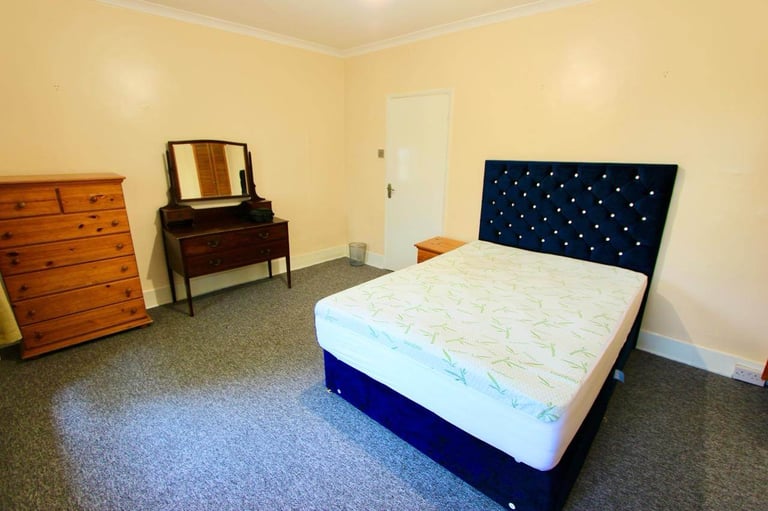 N4 Avail Now 5 Double Bedrooms. Close to Tube,Train,shops,park,buses,ameniites and more 