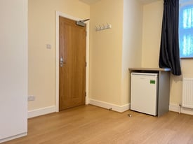 Medium sized double room for a single occupancy in Turnpike Lane. All bills included.