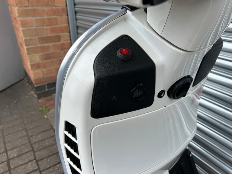 Piaggio Vespa GTS 300 Super