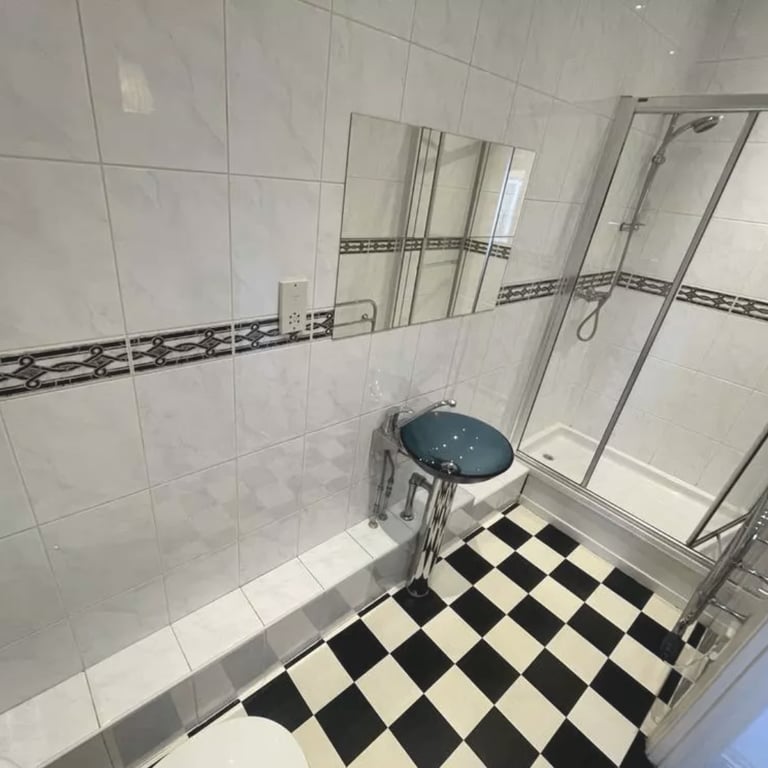1 tiny and 1 large size NO-COST rooms available in Nineveh Road, Birmingham!