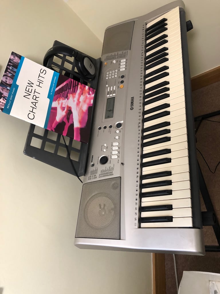  Yamaha. E 373  Electronic Key Board  plus stand and head set 