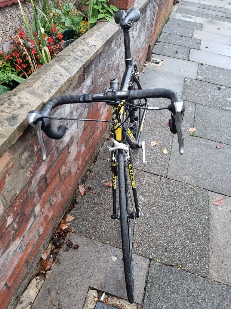 Scott speedster s10 road bike. Full ultegra groupset,  30 gears. R550 shimano wheels. Frame cracked.