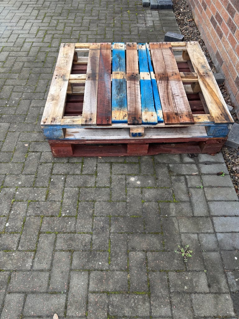 Two pallets free to collect