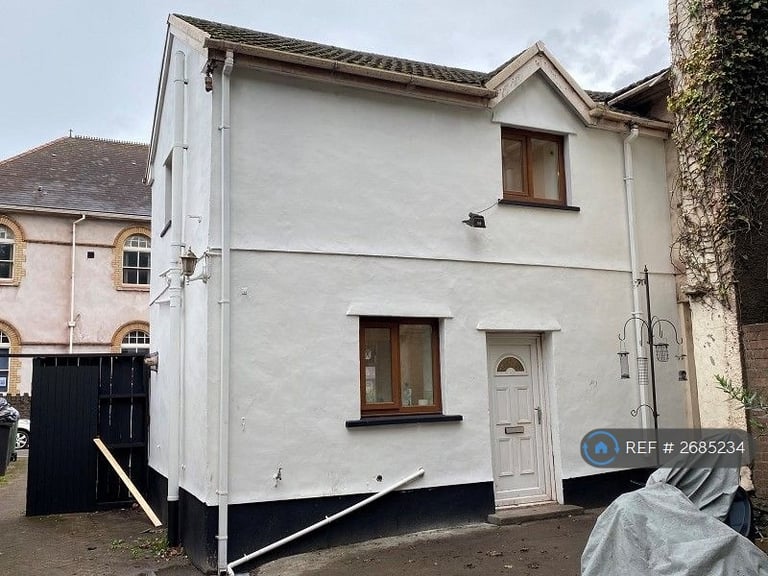 1 bedroom flat in Commercial Road, Port Talbot, SA13 (1 bed) (#2685234)