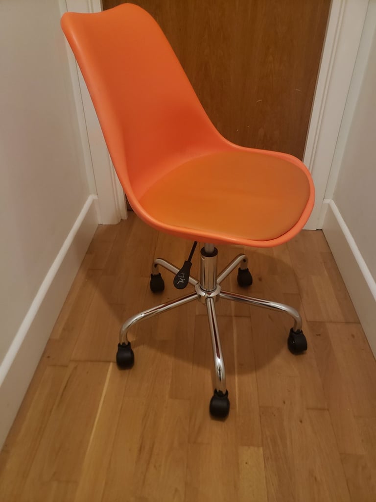 Swivel desk chair