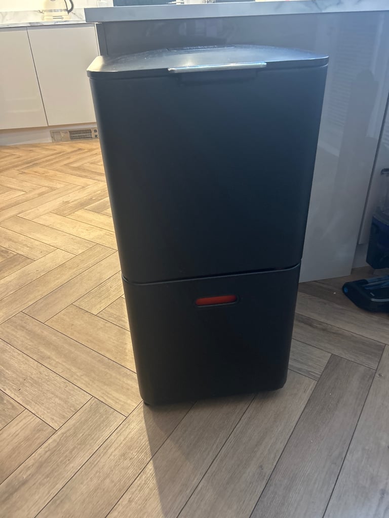 Almost new Joseph Joseph Black Totem Max 60L Black Waste & Recycling Bin