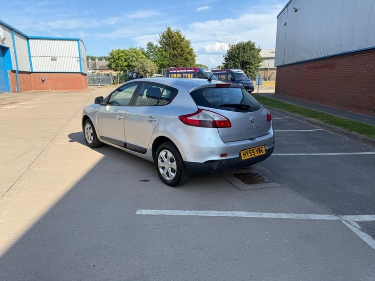2010 Renault Megane 1.6 16V Expression Euro 4 5dr HATCHBACK Petrol Manual - Image 5