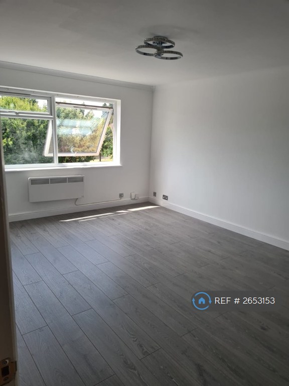 2 bedroom flat in Egmont Road, Walton-On-Thames, KT12 (2 bed) (#2653153)