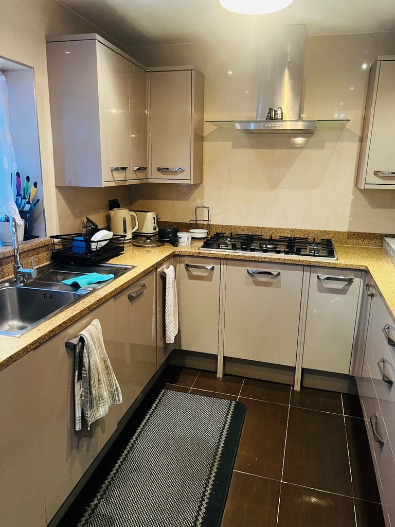 DOUBLE ROOM TO LET AT LEYTON  E10 6AU AREA FOR FEMALES ONLY. 