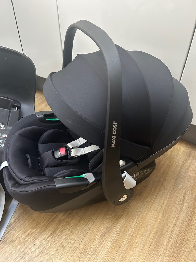 Maxi Cosi Pebble 360 PRO Car Seat & FamilyFix 360 Pro Base Bundle - Essential Black