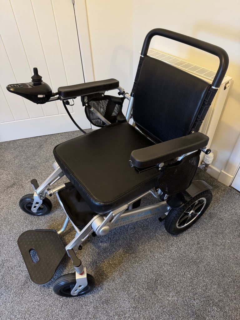 Folding electric wheelchair
